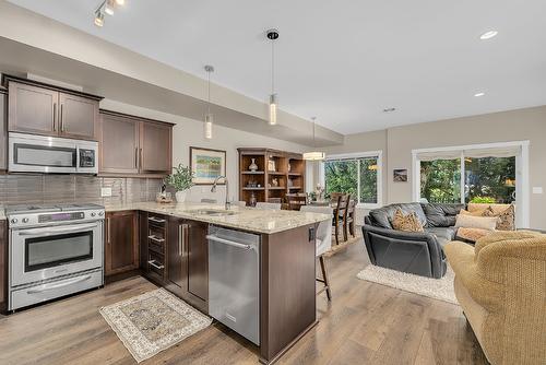 8-1170 Brant Avenue, Kelowna, BC - Indoor Photo Showing Kitchen With Upgraded Kitchen