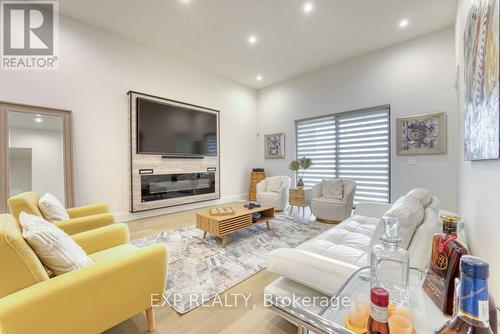 566 Lily Mac Boulevard, Windsor, ON - Indoor Photo Showing Living Room