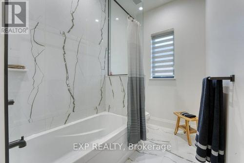 566 Lily Mac Boulevard, Windsor, ON - Indoor Photo Showing Bathroom