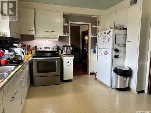 637 6Th Street, Humboldt, SK - Indoor Photo Showing Kitchen With Double Sink