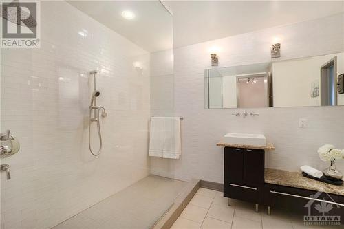 Family Bathroom - 474 Sunnyside Avenue, Ottawa, ON - Indoor Photo Showing Bathroom