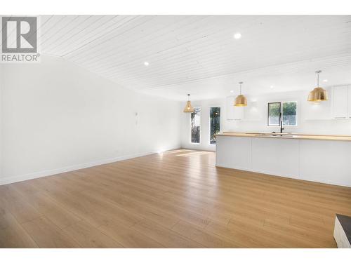 402 Kildonan Avenue, Enderby, BC - Indoor Photo Showing Kitchen