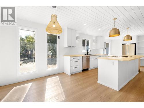 402 Kildonan Avenue, Enderby, BC - Indoor Photo Showing Kitchen With Upgraded Kitchen