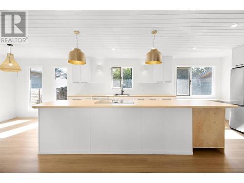 402 Kildonan Avenue, Enderby, BC - Indoor Photo Showing Kitchen