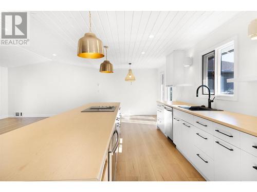 402 Kildonan Avenue, Enderby, BC - Indoor Photo Showing Kitchen