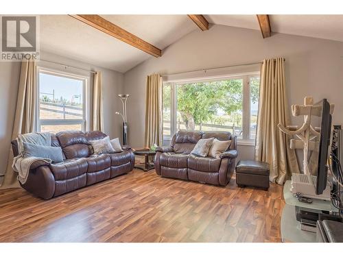 3990 Senger Road, Kelowna, BC - Indoor Photo Showing Living Room