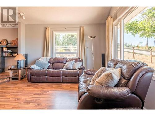 3990 Senger Road, Kelowna, BC - Indoor Photo Showing Living Room