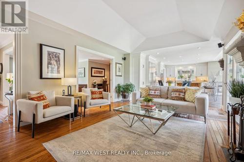 1910 18Th Side Road, New Tecumseth, ON - Indoor Photo Showing Living Room