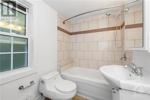 174 Columbus Avenue, Ottawa, ON - Indoor Photo Showing Bathroom