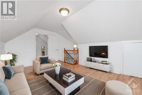 174 Columbus Avenue, Ottawa, ON - Indoor Photo Showing Living Room