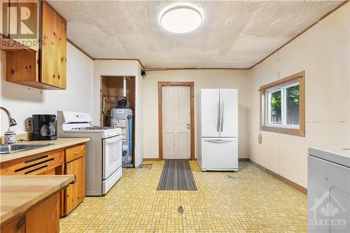 42 Montague Street, Smiths Falls, ON - Indoor Photo Showing Kitchen