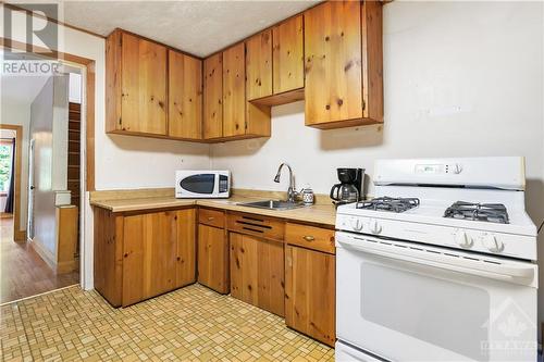 42 Montague Street, Smiths Falls, ON - Indoor Photo Showing Kitchen