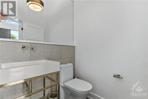 Powder room - 135 Carleton Avenue, Ottawa, ON - Indoor Photo Showing Bathroom