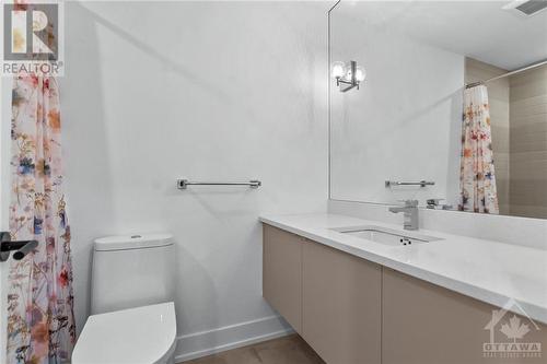 Bathroom 2nd floor - 135 Carleton Avenue, Ottawa, ON - Indoor Photo Showing Bathroom