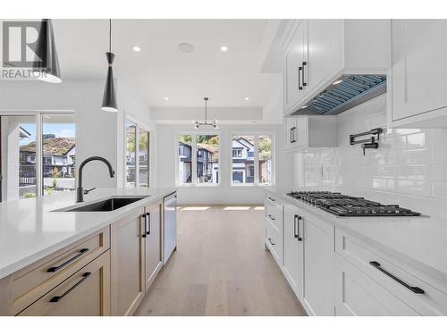 5541 Foothill Court, Kelowna, BC - Indoor Photo Showing Kitchen With Upgraded Kitchen