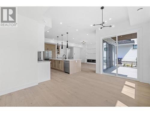 5541 Foothill Court, Kelowna, BC - Indoor Photo Showing Kitchen With Upgraded Kitchen