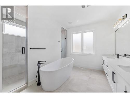 5541 Foothill Court, Kelowna, BC - Indoor Photo Showing Bathroom