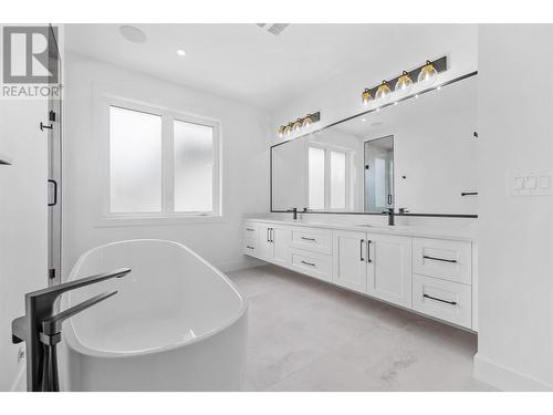 5541 Foothill Court, Kelowna, BC - Indoor Photo Showing Bathroom