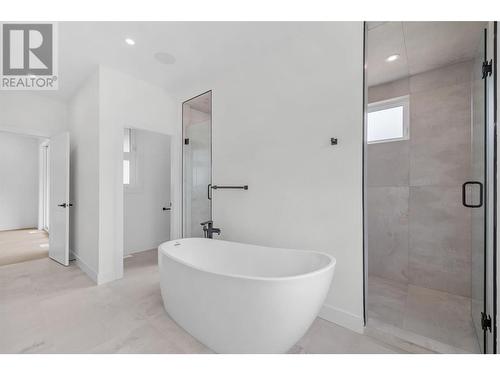 5541 Foothill Court, Kelowna, BC - Indoor Photo Showing Bathroom