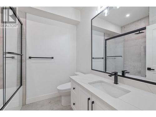 5541 Foothill Court, Kelowna, BC - Indoor Photo Showing Bathroom