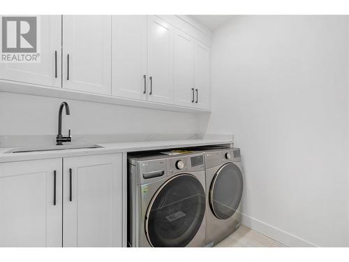 5541 Foothill Court, Kelowna, BC - Indoor Photo Showing Laundry Room