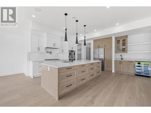 5541 Foothill Court, Kelowna, BC - Indoor Photo Showing Kitchen With Upgraded Kitchen