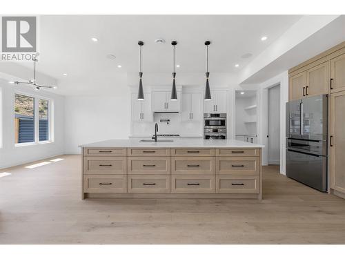 5541 Foothill Court, Kelowna, BC - Indoor Photo Showing Kitchen With Upgraded Kitchen