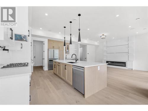 5541 Foothill Court, Kelowna, BC - Indoor Photo Showing Kitchen With Upgraded Kitchen