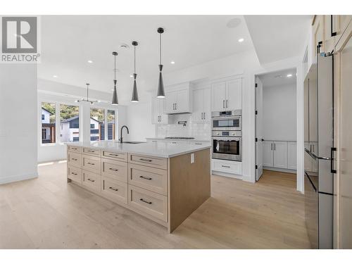 5541 Foothill Court, Kelowna, BC - Indoor Photo Showing Kitchen With Upgraded Kitchen