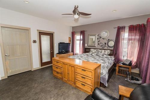 31051 31 Road W, Dufferin, MB - Indoor Photo Showing Bedroom