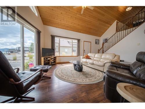 1717 Koocanusa Lake Drive, Lake Koocanusa, BC - Indoor Photo Showing Living Room