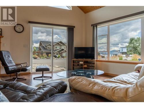 1717 Koocanusa Lake Drive, Lake Koocanusa, BC - Indoor Photo Showing Living Room