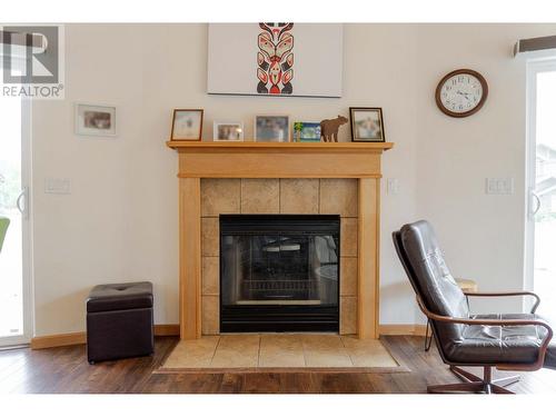 1717 Koocanusa Lake Drive, Lake Koocanusa, BC - Indoor Photo Showing Living Room With Fireplace