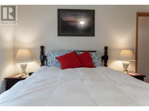 1717 Koocanusa Lake Drive, Lake Koocanusa, BC - Indoor Photo Showing Bedroom