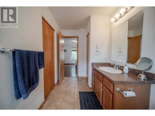 1717 Koocanusa Lake Drive, Lake Koocanusa, BC - Indoor Photo Showing Bathroom