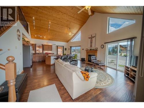 1717 Koocanusa Lake Drive, Lake Koocanusa, BC - Indoor Photo Showing Living Room With Fireplace