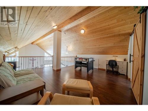 1717 Koocanusa Lake Drive, Lake Koocanusa, BC - Indoor Photo Showing Living Room