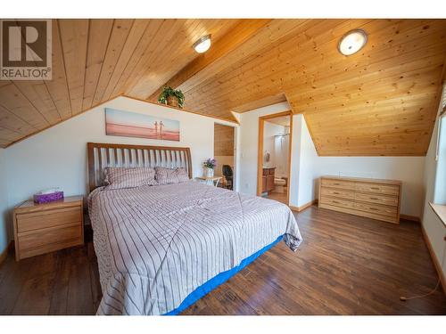 1717 Koocanusa Lake Drive, Lake Koocanusa, BC - Indoor Photo Showing Bedroom