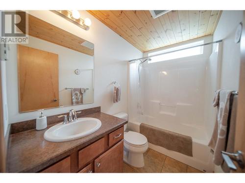 1717 Koocanusa Lake Drive, Lake Koocanusa, BC - Indoor Photo Showing Bathroom