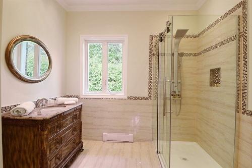 Ensuite bathroom - 185 Boul. Simard, Saint-Lambert, QC - Indoor Photo Showing Bathroom