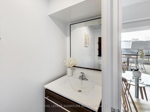 212-100 Western Battery Rd, Toronto, ON - Indoor Photo Showing Bathroom