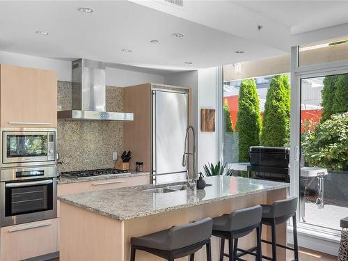 302-708 Burdett Ave, Victoria, BC - Indoor Photo Showing Kitchen With Upgraded Kitchen