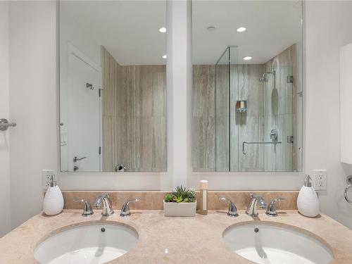 302-708 Burdett Ave, Victoria, BC - Indoor Photo Showing Bathroom