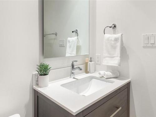 302-708 Burdett Ave, Victoria, BC - Indoor Photo Showing Bathroom