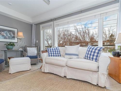 303-300 Michigan St, Victoria, BC - Indoor Photo Showing Living Room