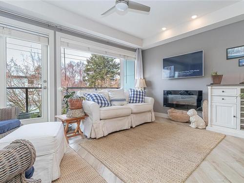 303-300 Michigan St, Victoria, BC - Indoor Photo Showing Other Room With Fireplace