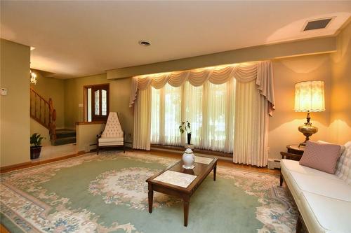 310 Montmorency Drive, Hamilton, ON - Indoor Photo Showing Living Room