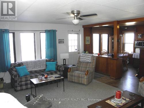 6290 William Street, Lambton Shores, ON - Indoor Photo Showing Living Room