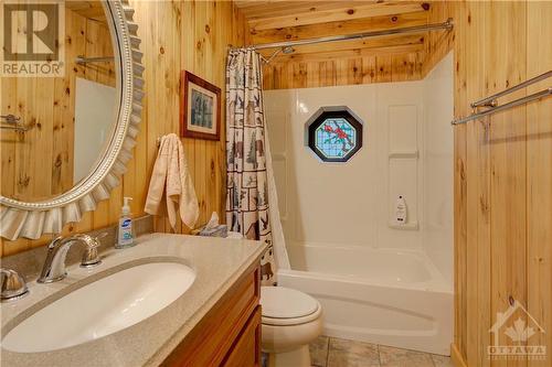 404 Horne Lake Road, Lanark Highlands, ON - Indoor Photo Showing Bathroom