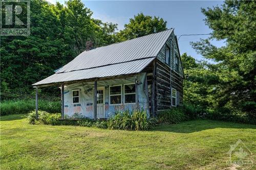 Century Old Farmhouse - 404 Horne Lake Road, Lanark Highlands, ON - Outdoor